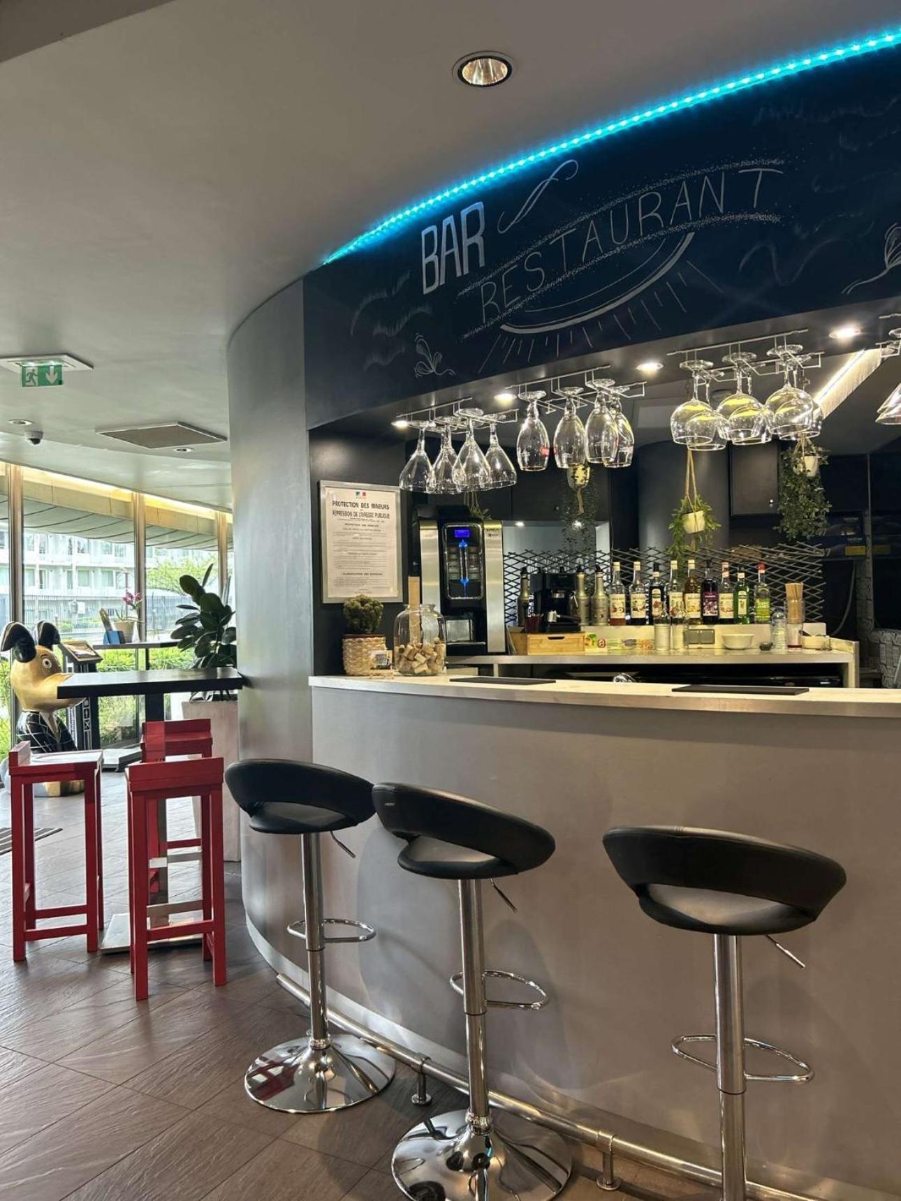 Standing Hotel Suites By Actisource Roissy-en-France Exteriör bild