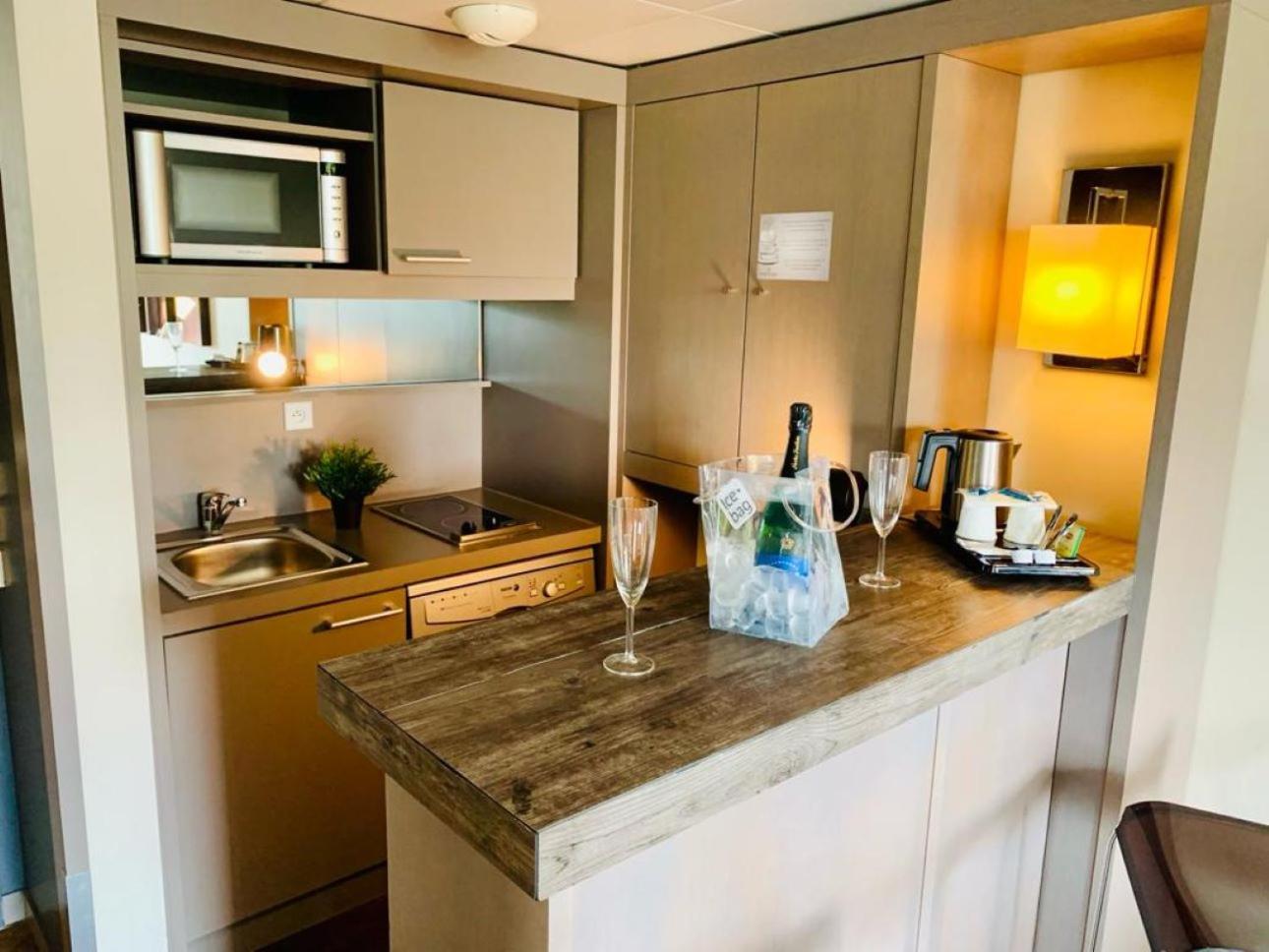 Standing Hotel Suites By Actisource Roissy-en-France Exteriör bild
