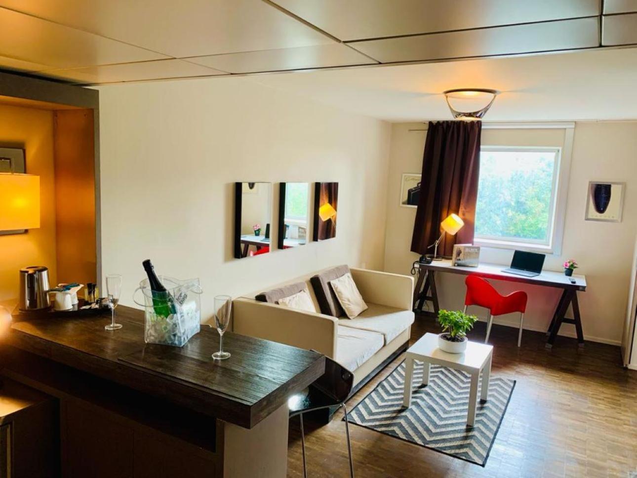 Standing Hotel Suites By Actisource Roissy-en-France Exteriör bild