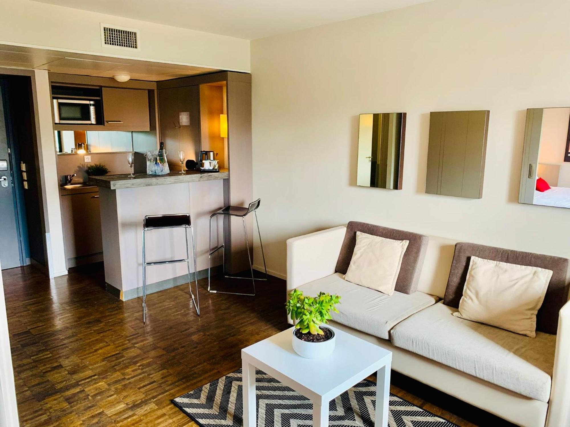 Standing Hotel Suites By Actisource Roissy-en-France Exteriör bild