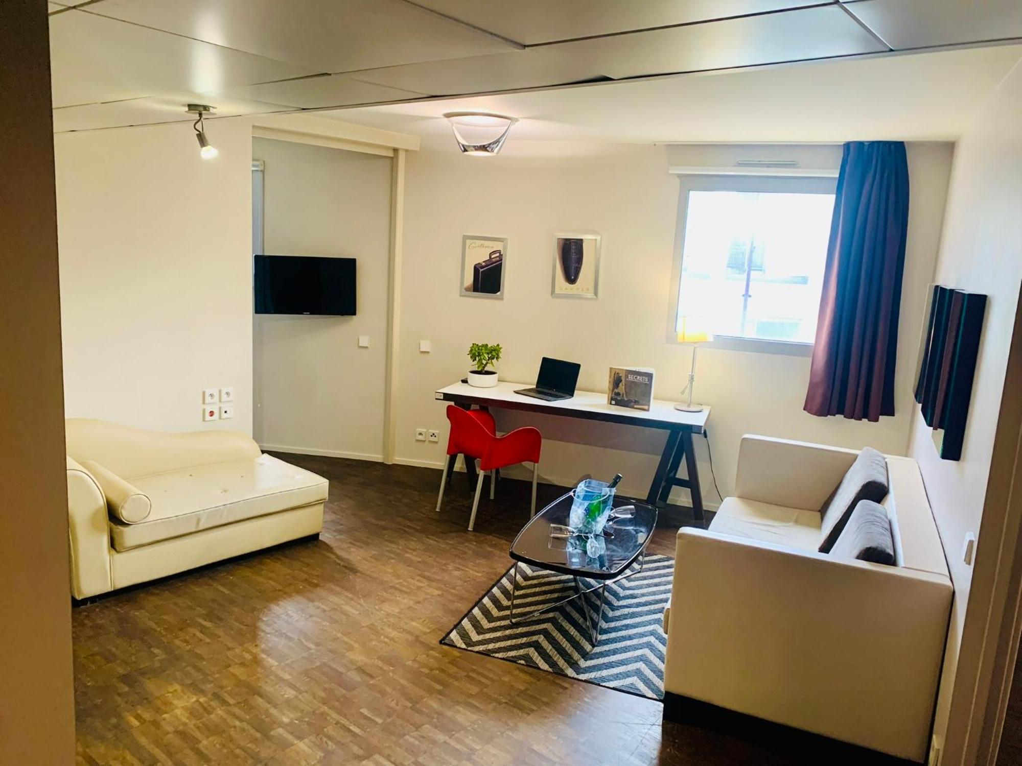 Standing Hotel Suites By Actisource Roissy-en-France Exteriör bild