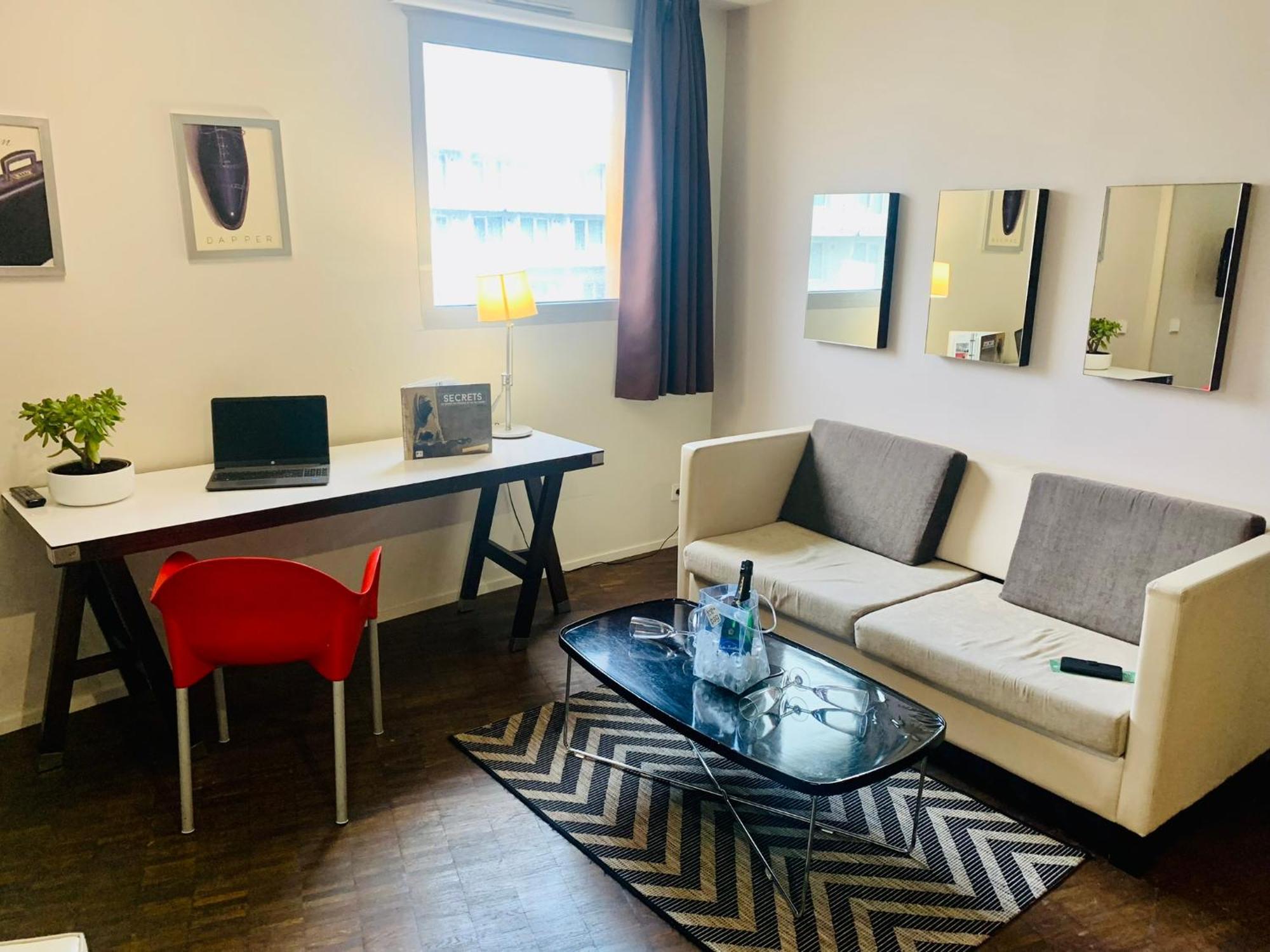 Standing Hotel Suites By Actisource Roissy-en-France Exteriör bild