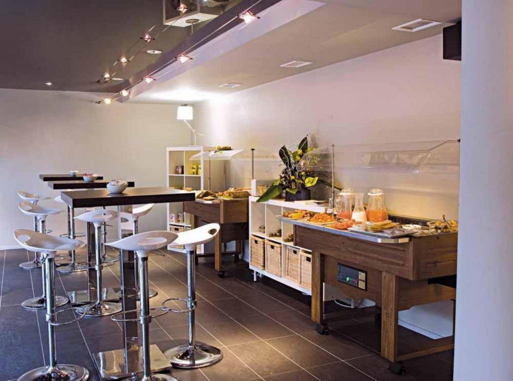 Standing Hotel Suites By Actisource Roissy-en-France Restaurang bild